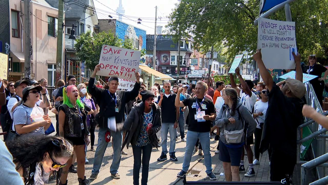 Demonstracja w obronie punktu konsumpcji narkotyków w Toronto