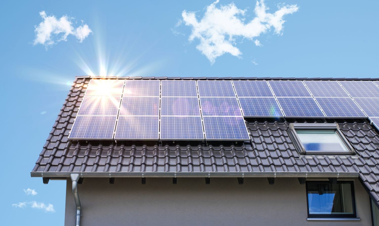Panele słoneczne tanieją, ale nie dla wszystkich. Co warto wiedzieć przed ich montażem?