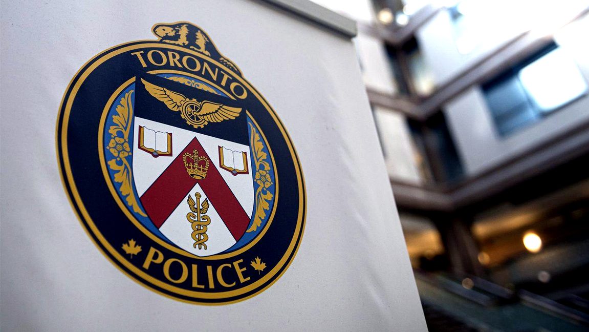 Groził nożem i bronią. 20-latek odpowie za prawie 50 przestępstw