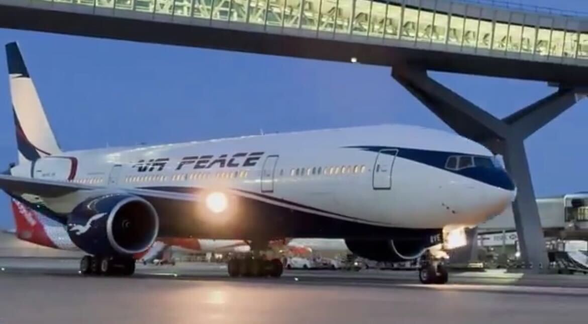 Samolot wypadł z pasa podczas lądowania. Obaj piloci byli pijani