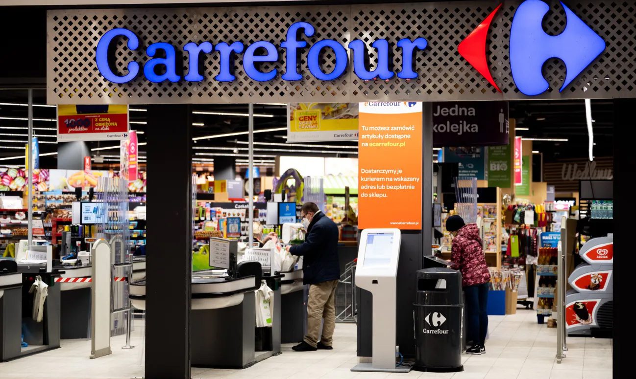 Carrefour wycofuje się z Polski? 800 sklepów i 40 centrów na sprzedaż