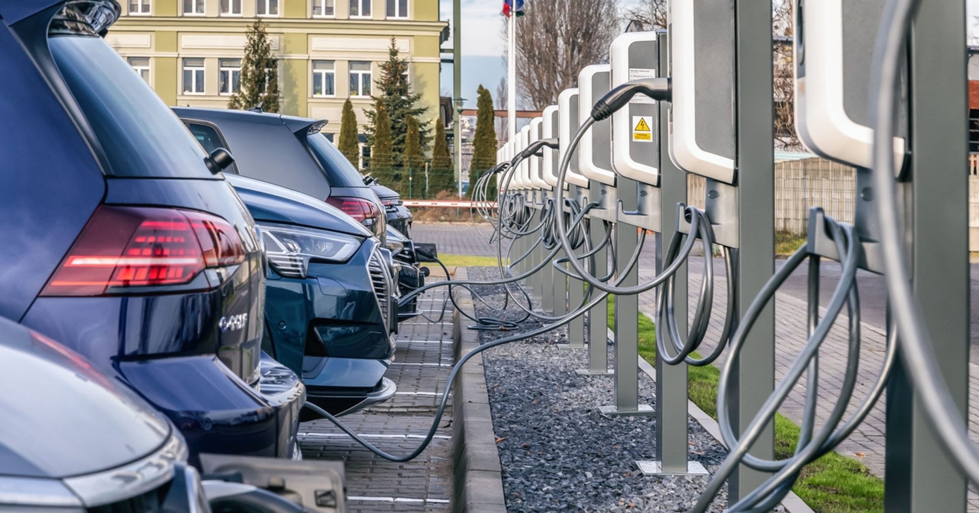 Mniej chętnych na auta elektryczne. Kierowcy elektryków krytykują stan ładowarek