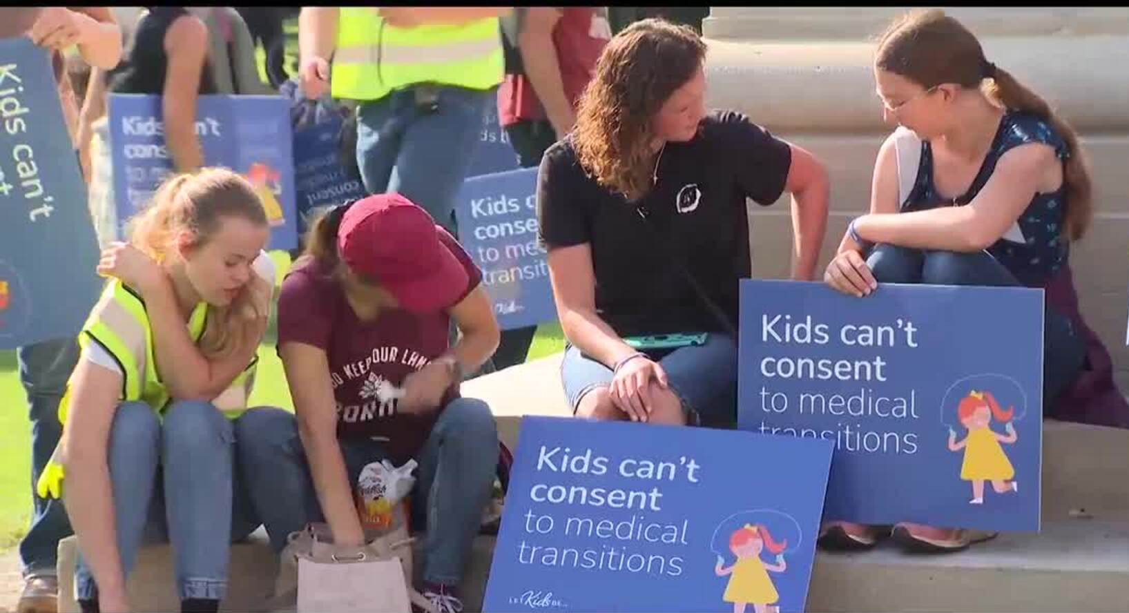 Spór o zabiegi zmieniające płeć. Protest i kontrmanifestacja na Queen’s Park