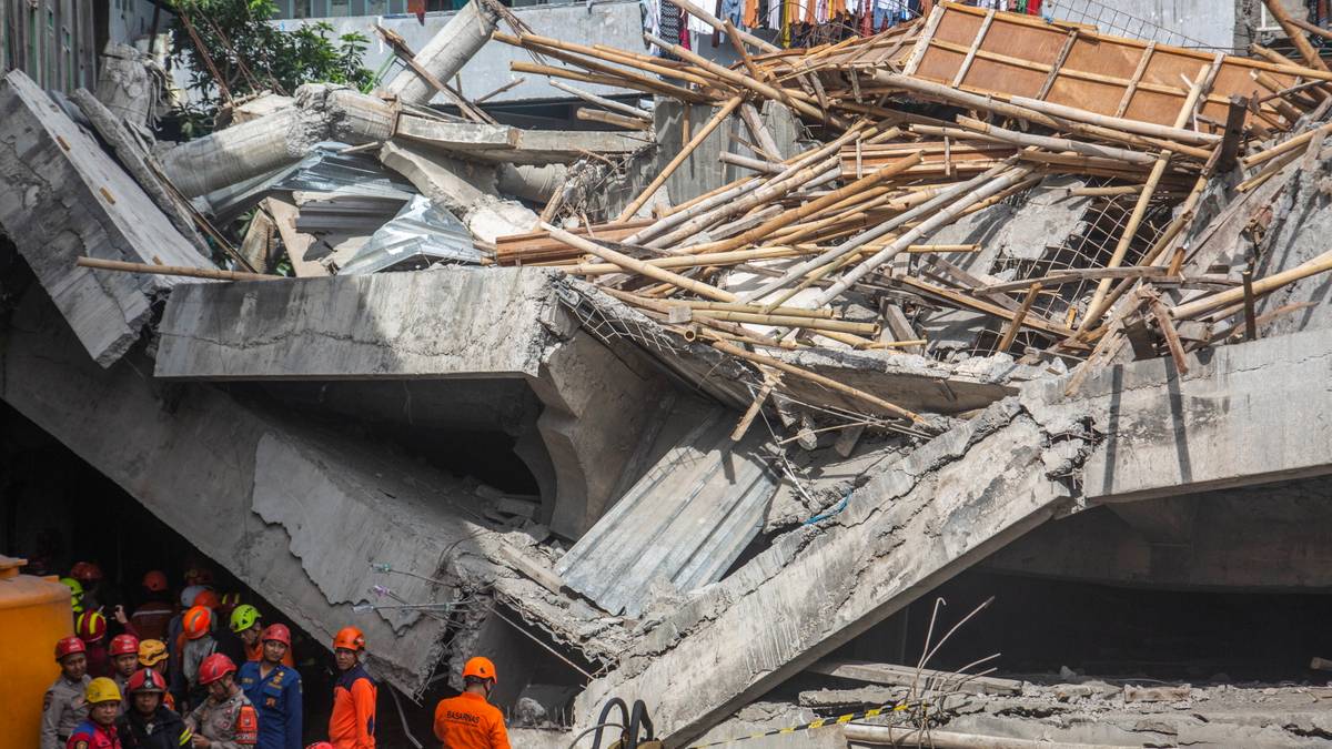 Szkoła runęła na uczniów w Indonezji, dziesiątki osób pod gruzami