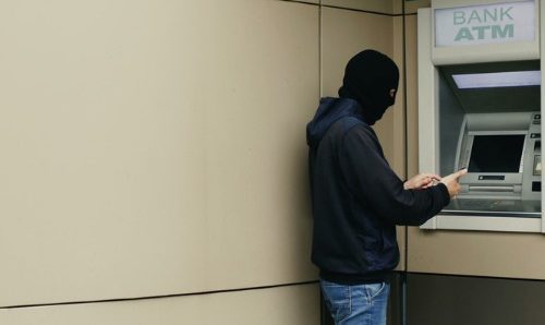 Dwaj kuzyni oskarżeni o 23 kradzieże z odwróceniem uwagi w Ontario