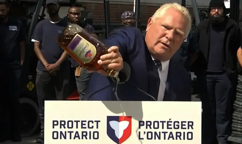 Premier wylewa butelkę Crown Royal na znak protestu przeciwko zamknięciu zakładu Diageo w Ontario