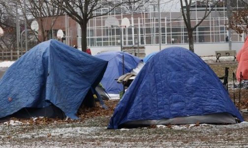 Toronto: 12-latek i dorosły mężczyzna oskarżeni po śmierci bezdomnego w brutalnym ataku