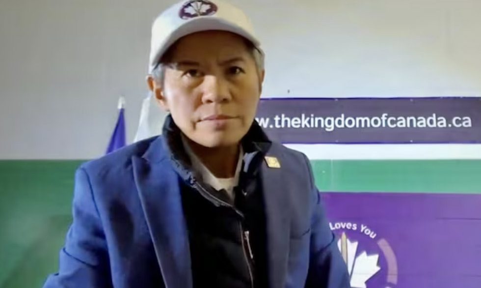 Policja zatrzymała 16 osób po nalocie na siedzibę kultu „Królowej Kanady” 