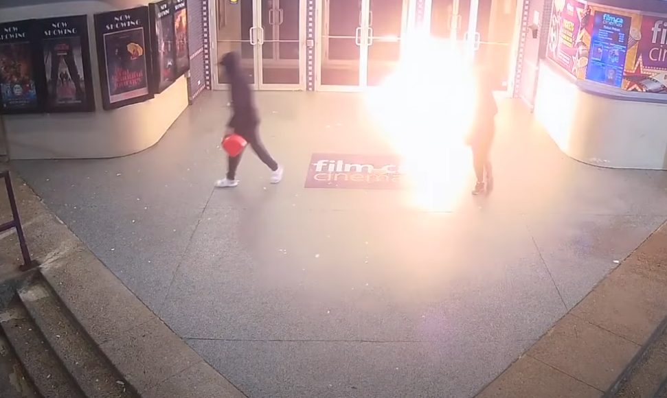 Podpalili kino w Oakville – kamera nagrała podpalaczy