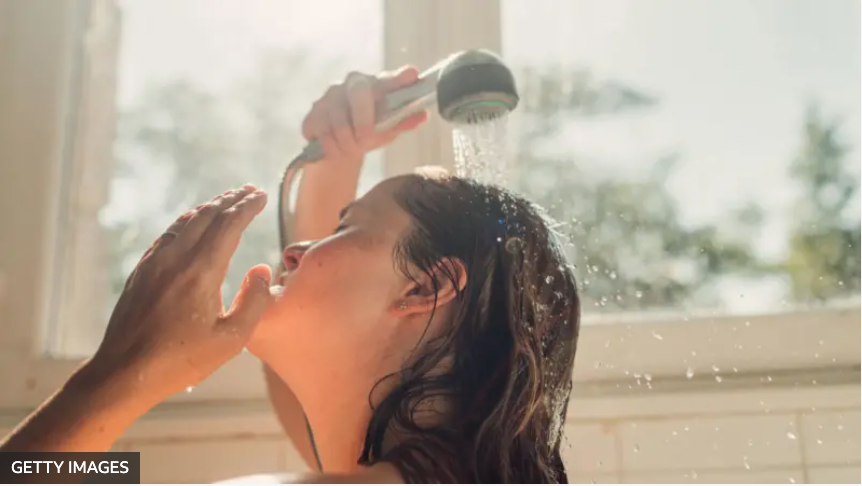 Co jest korzystniejsze, kąpiel rano czy przed pójściem spać?