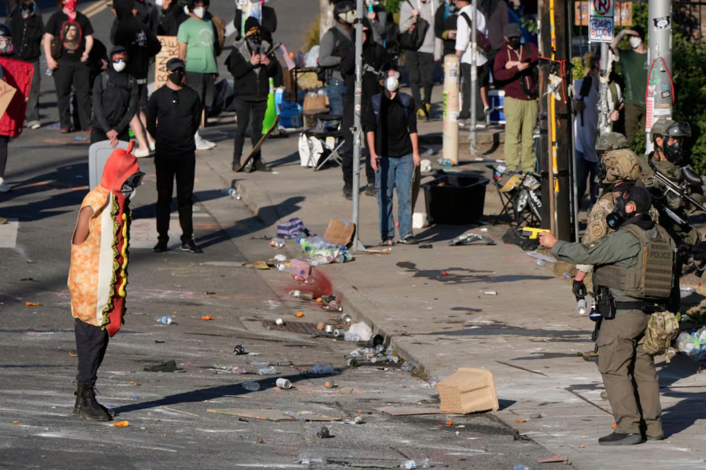 Trump nakazuje rozmieszczenie wojsk i użycie „całkowitej siły” przeciwko Antifa w Portland