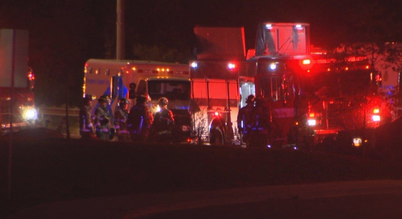 Ponad setka strażaków została skierowana do gaszenia pożaru w stacji przeładunku odpadów w Etobicoke