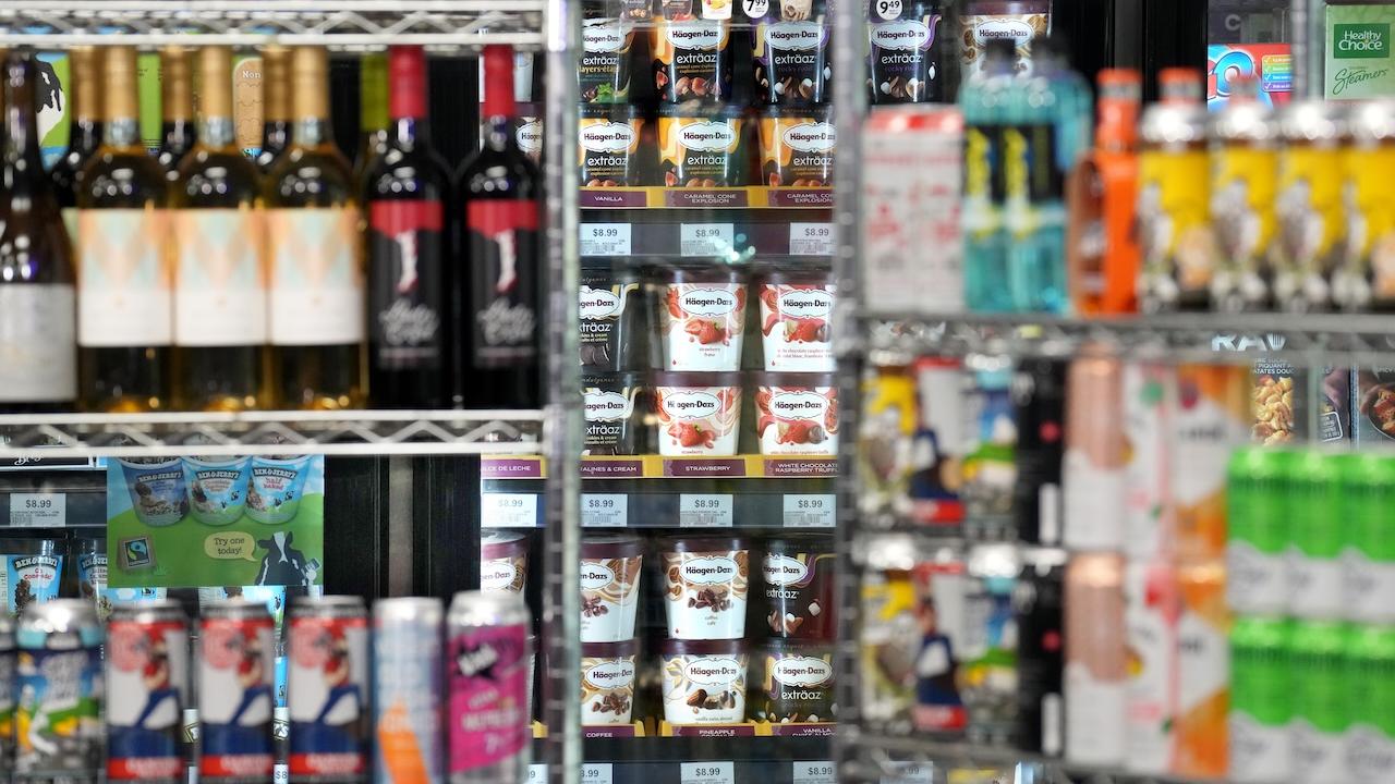 Konflikt o butelki, puszki i alkohol. Rząd Ontario kontra wielkie sieci spożywcze