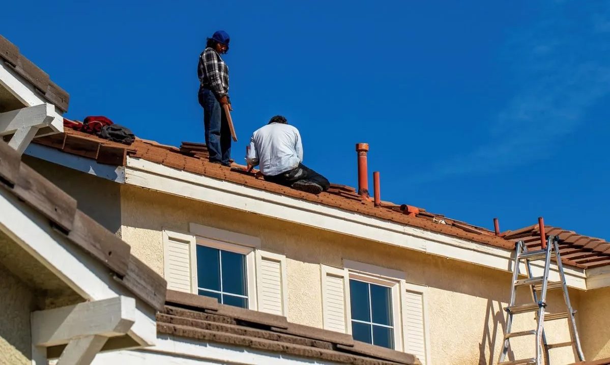 Fałszywa firma dekarska wyłudziła tysiące dolarów