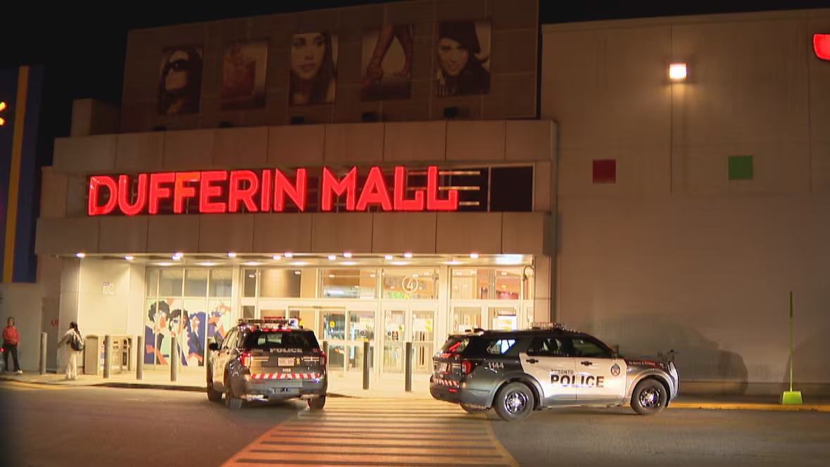 Uzbrojeni napastnicy napadli na sklep jubilerski w Dufferin Mall