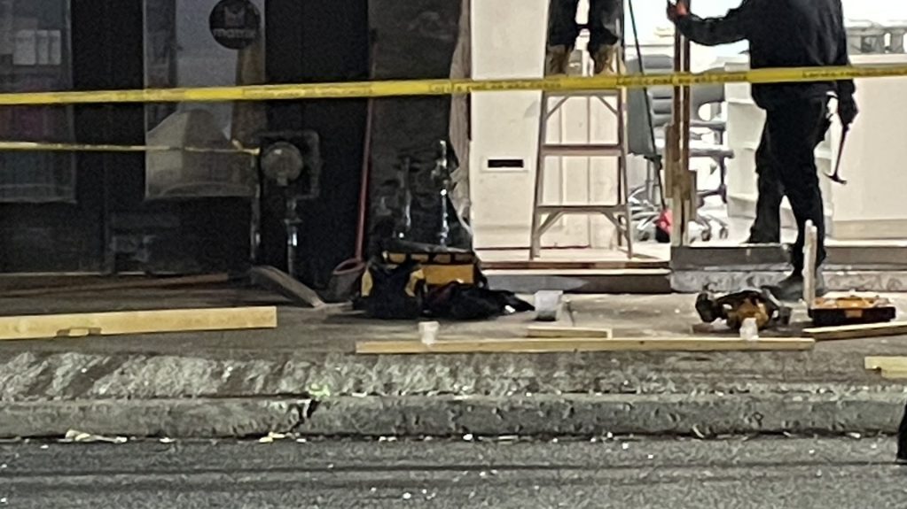 Pijany kierowca staranował budynek i trzy auta. Doszło do wycieku gazu