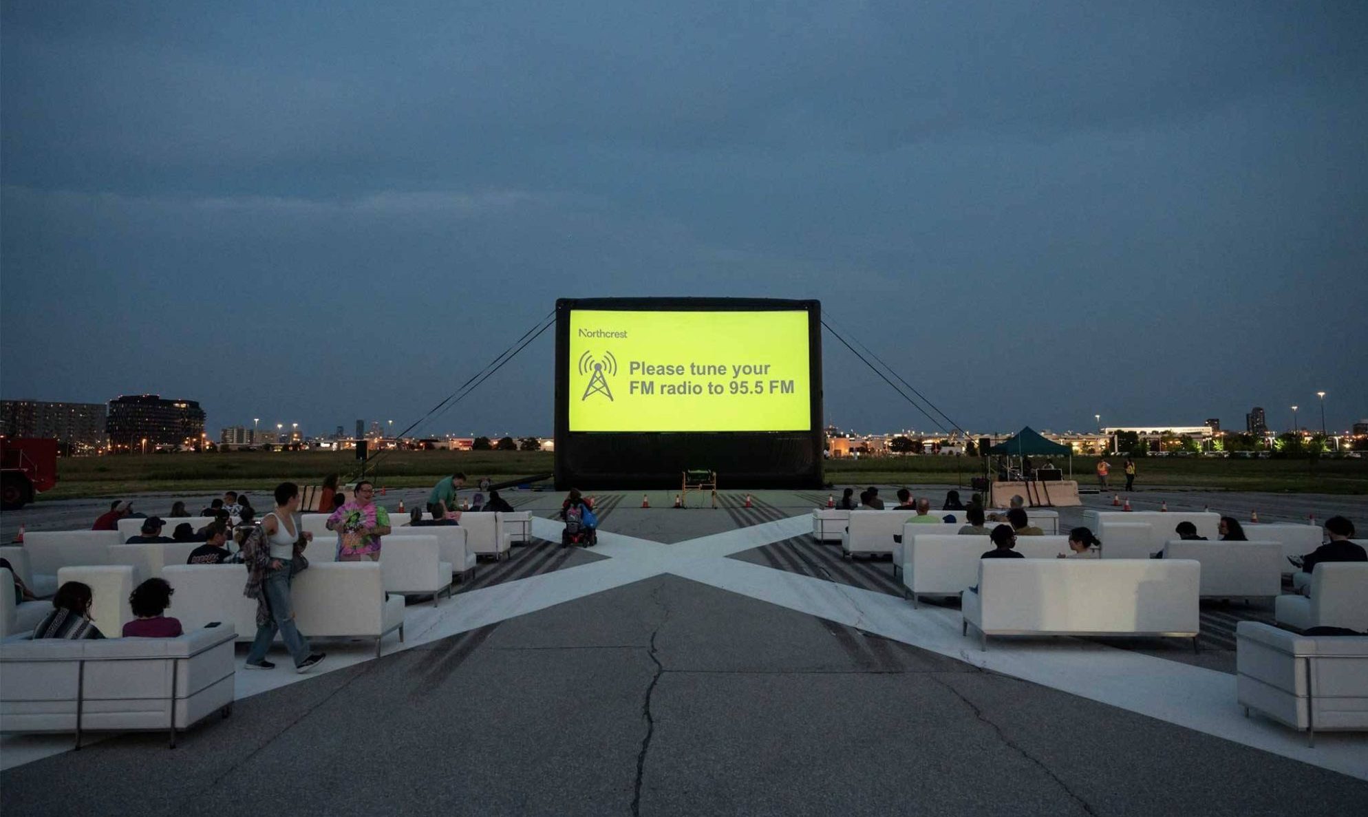 Kino pod gwiazdami na dawnym pasie startowym