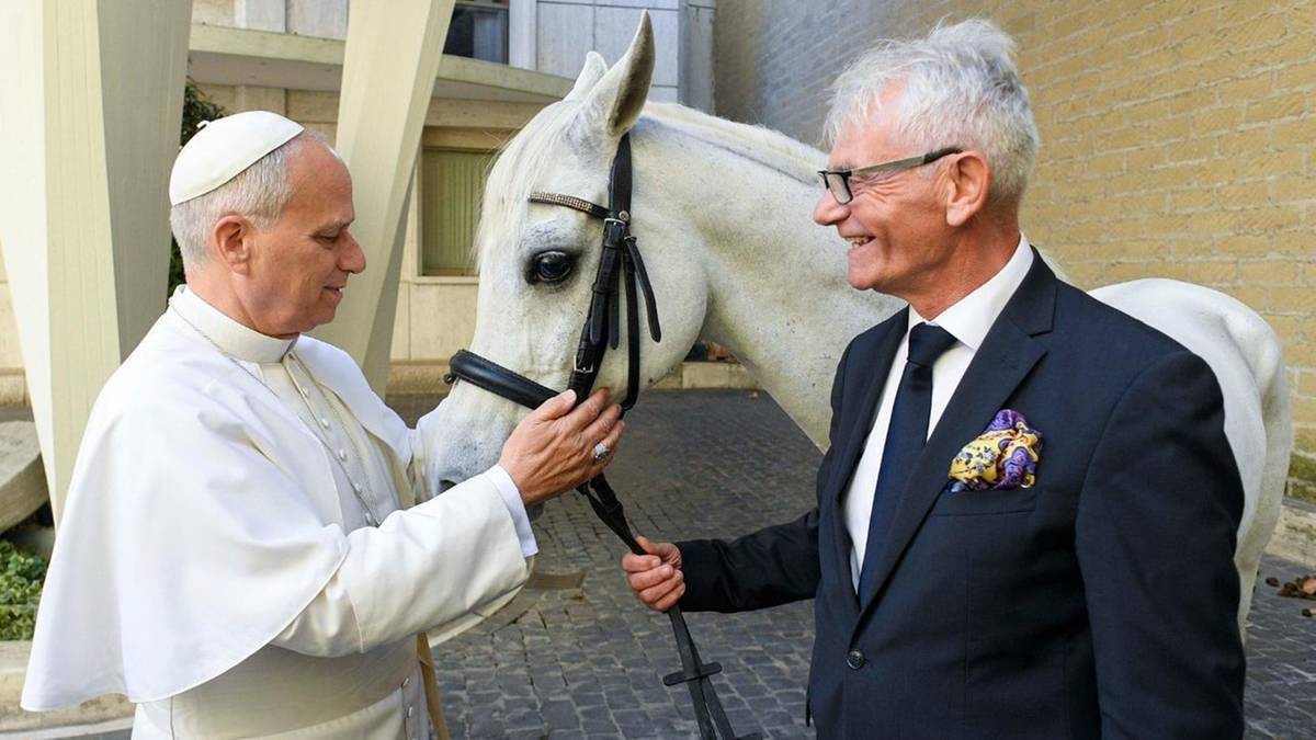 Biały koń dla papieża. Nietypowy prezent od polskiego miasta
