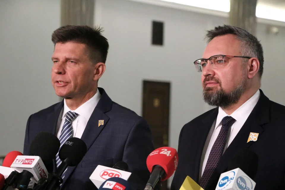 Ryszard Petru chce przejąć partię Hołowni