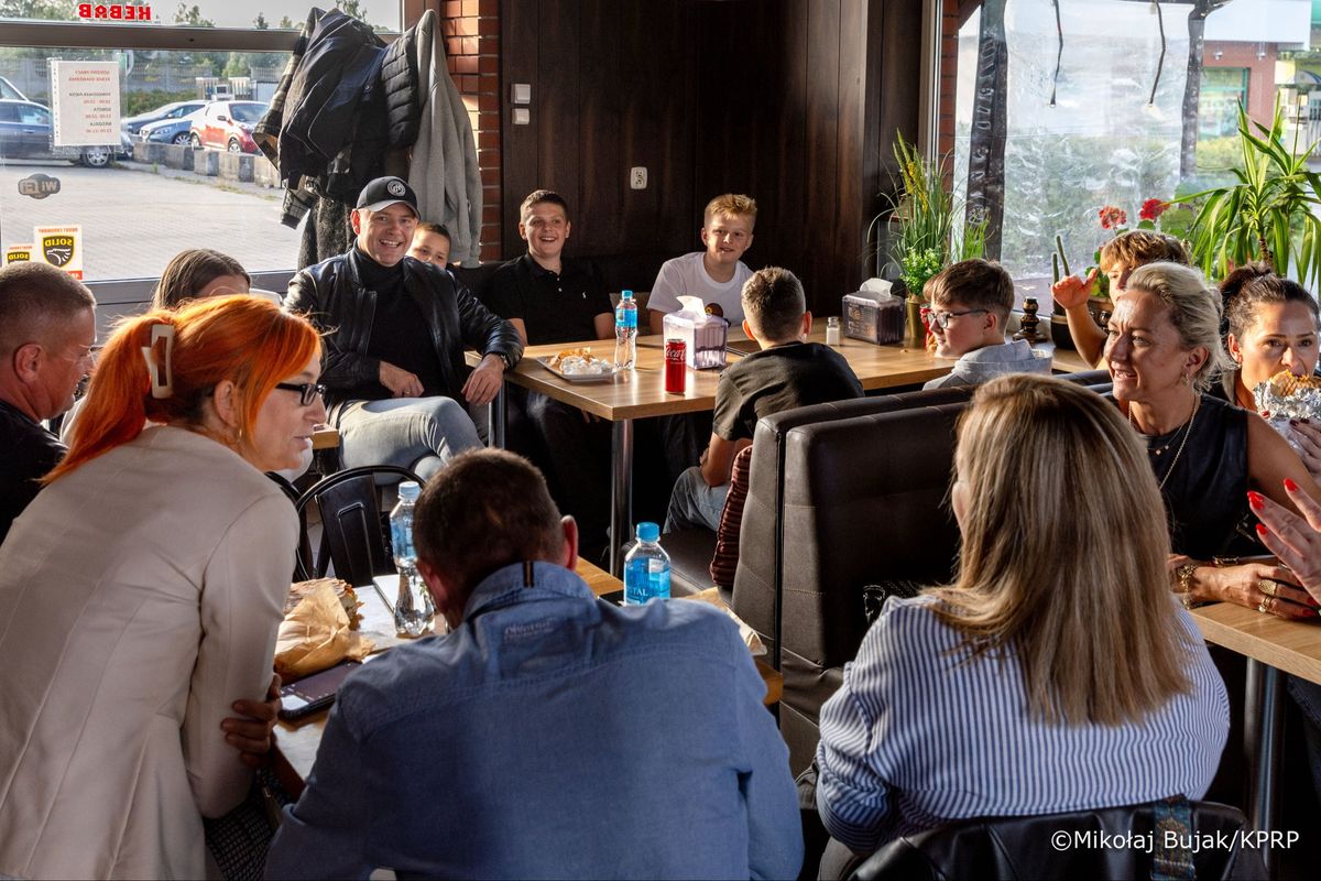 Prezydent Nawrocki dotrzymał słowa – zjadł kebaba z uczniami