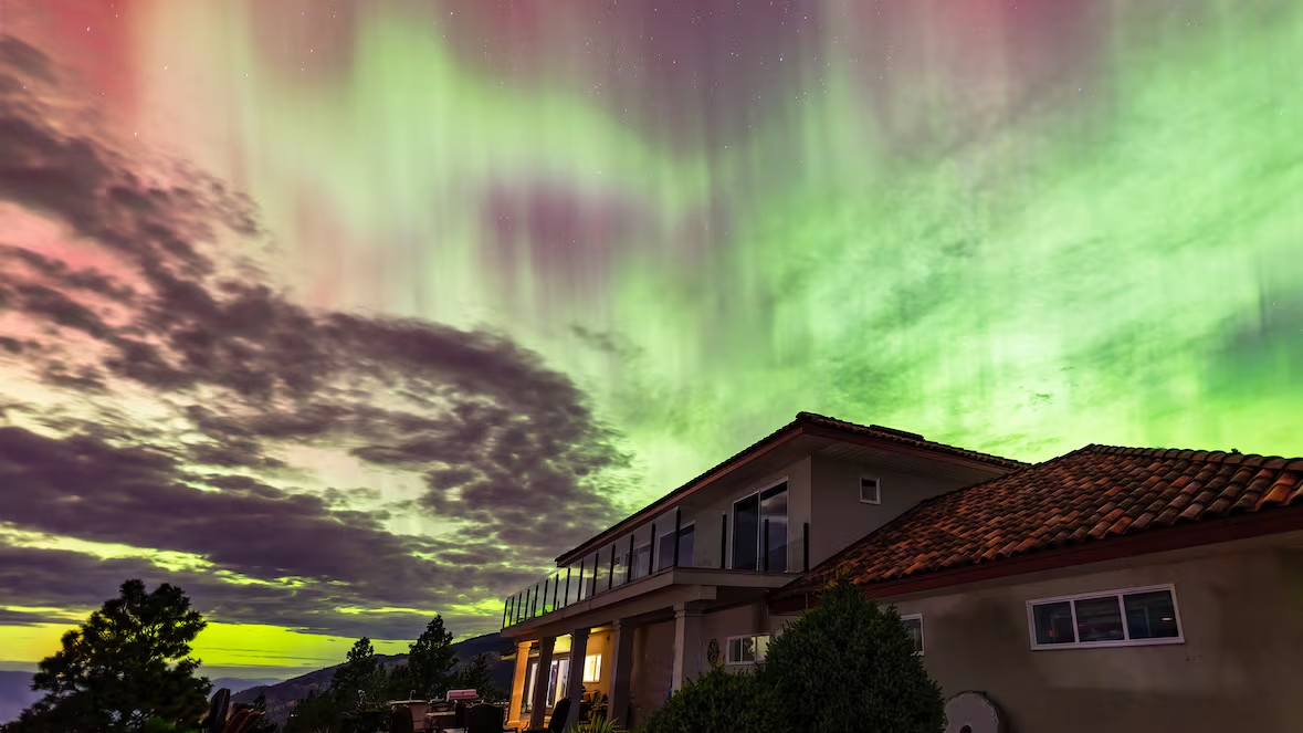 Zorza polarna nad Kanadą. Burza słoneczna nadciąga w czwartek wieczorem