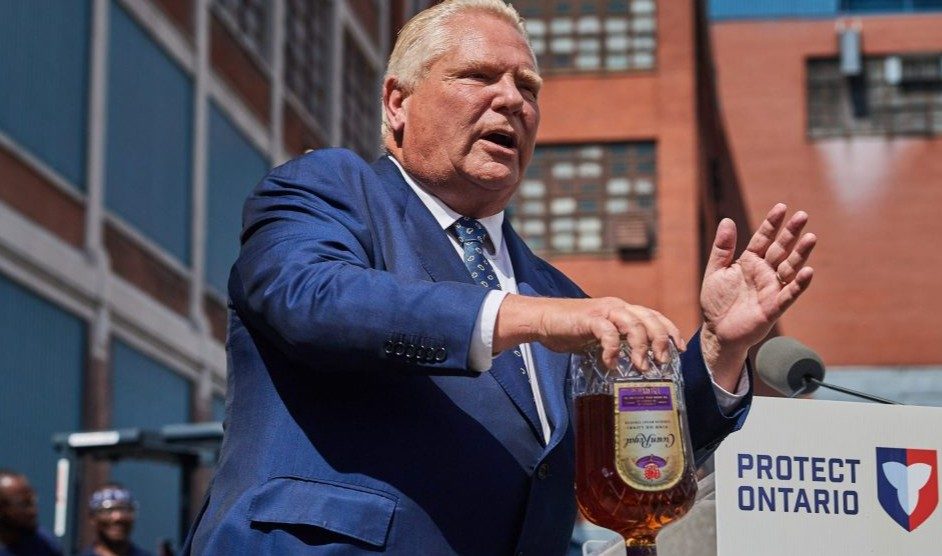 „Smirnoff na celowniku”: Ford zwiększa presję, by usunąć Crown Royal z półek LCBO