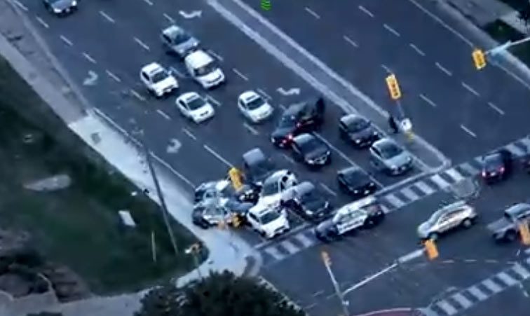 Policja ujawnia nagranie z napadu i kradzieży w Newmarket