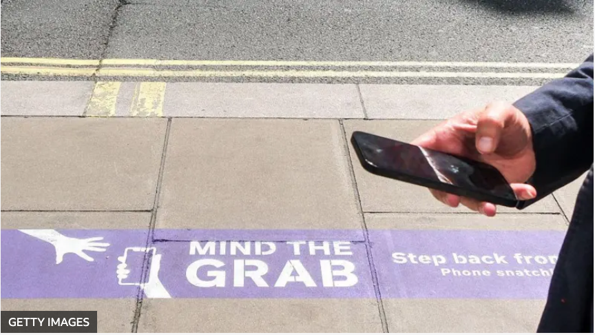 Jak iPhone doprowadził policję do gangu podejrzewanego o wysłanie 40 000 skradzionych telefonów z Wielkiej Brytanii do Chin