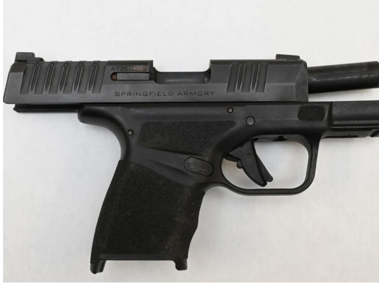 Nastolatek z zakazem prowadzenia pojazdów został aresztowany po próbie ucieczki przed policją