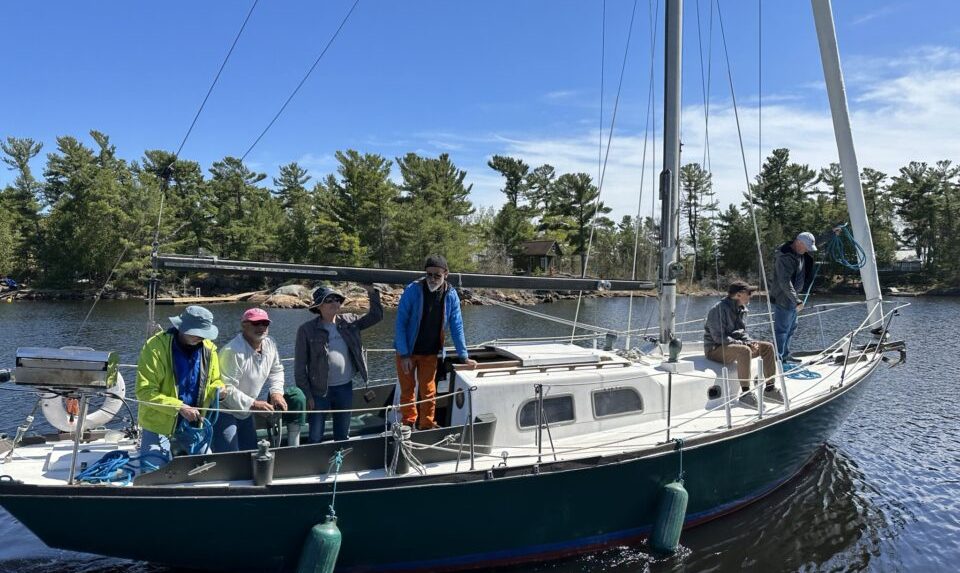 Żeglowanie na Oceanie: Piękno Przestrzeni i Sztuka Wiatru