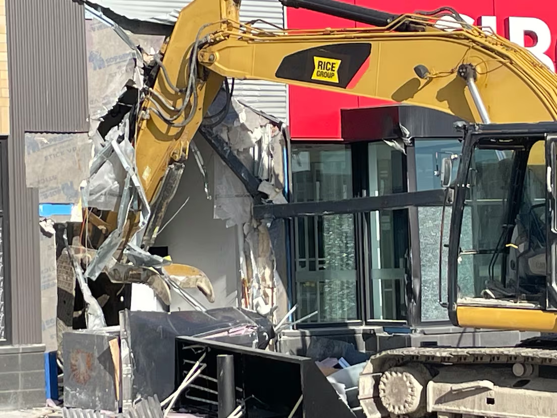 Bank zniszczony przez koparkę. Złodzieje mieli duży rozmach