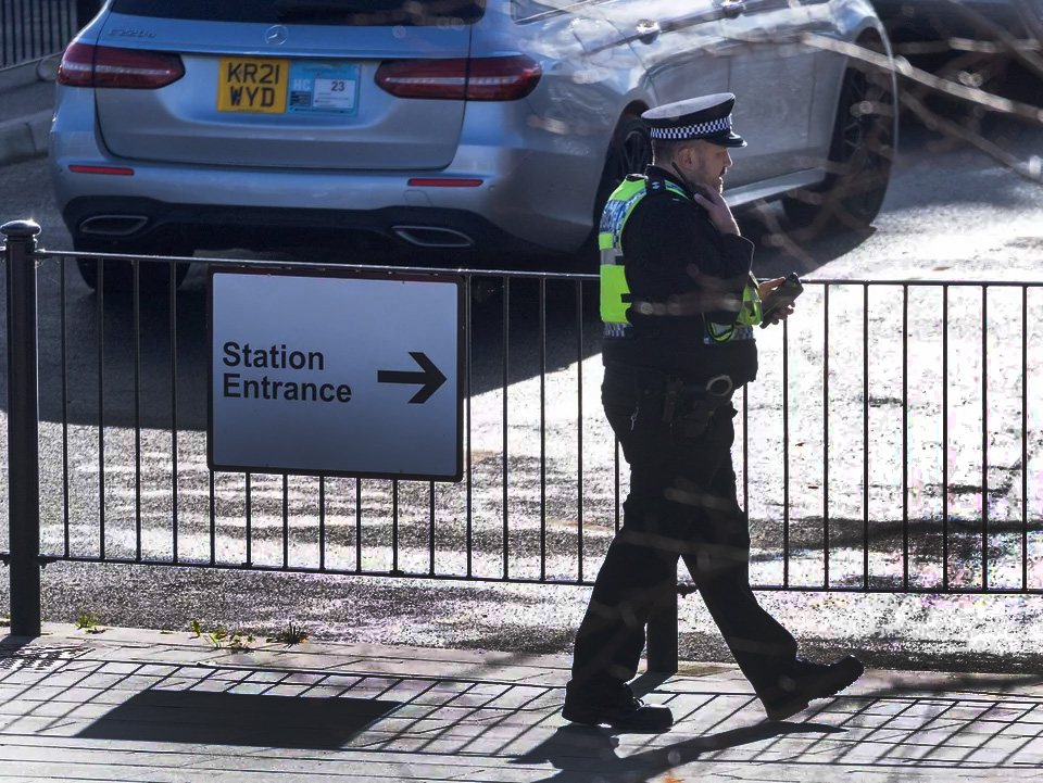 Atak nożem w pociągu do Londynu. Dziesięć osób rannych