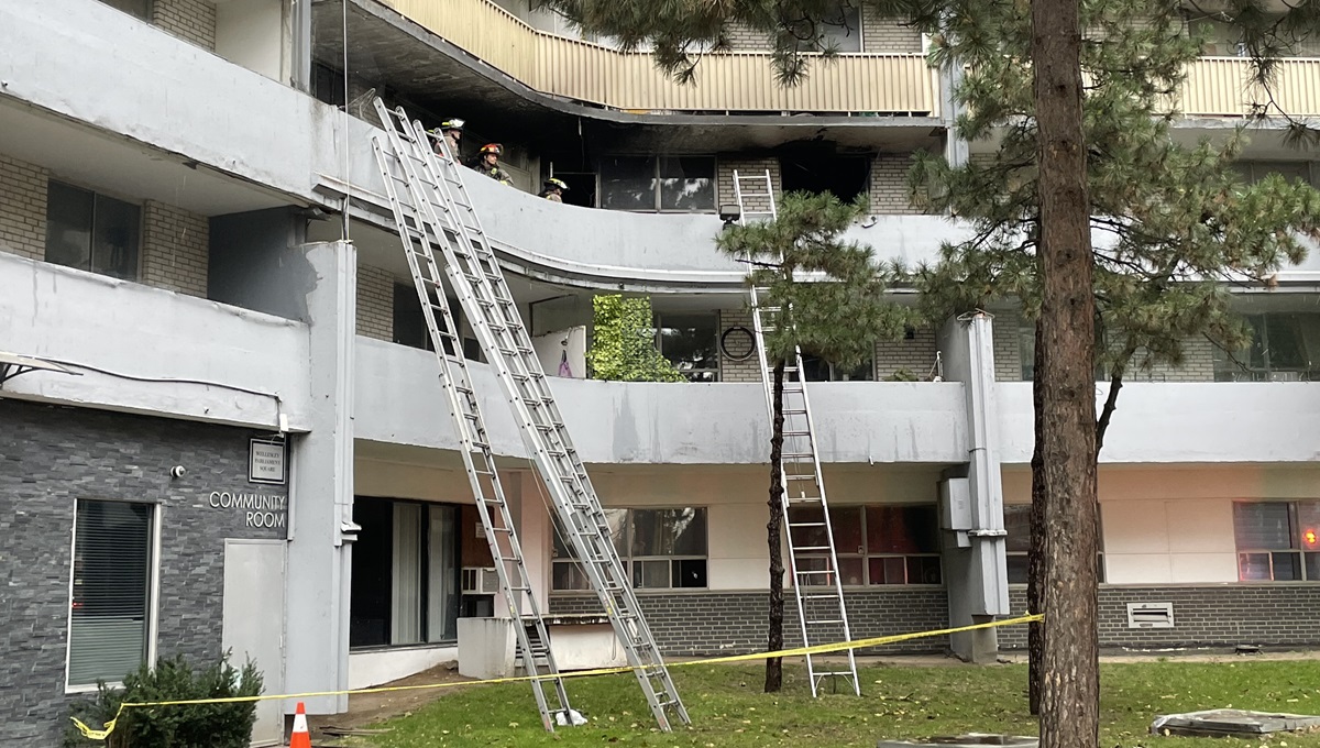 Pożar w apartamentowcu. Cztery osoby ewakuowane drabinami