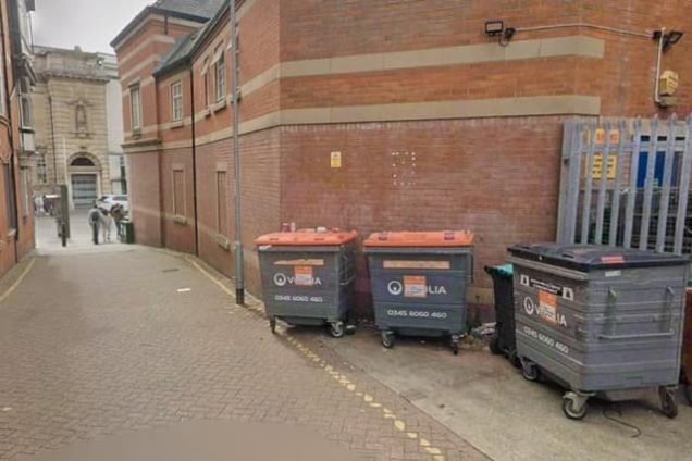 Bezdomny zmażdżony w śmieciarce. Spał w kontenerze na śmieci