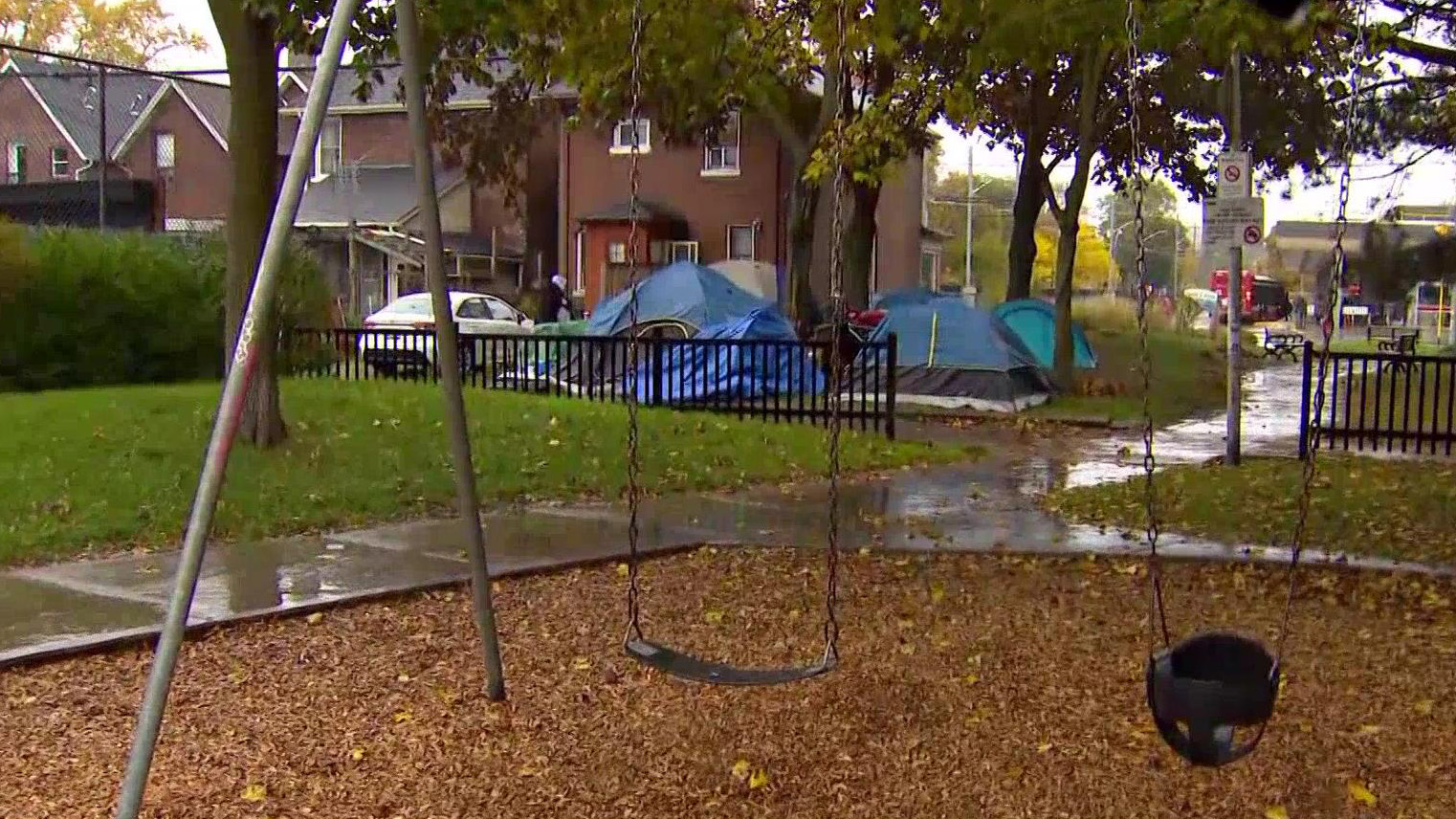 Obozowiska w parkach wracają. Spór o ich szybkie usuwanie