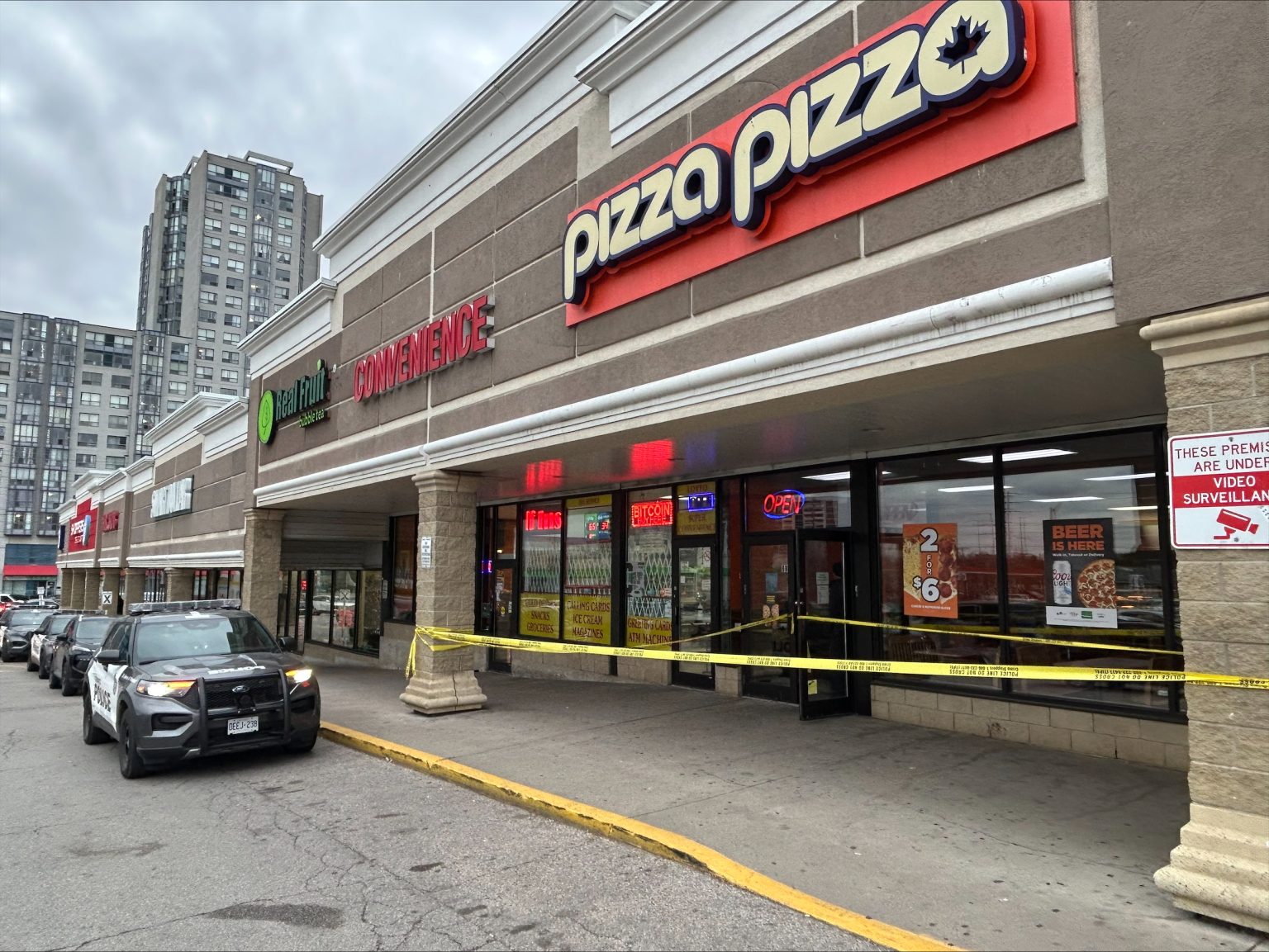 Nastolatek raniony nożem w pizzerii. Policja szuka sprawców