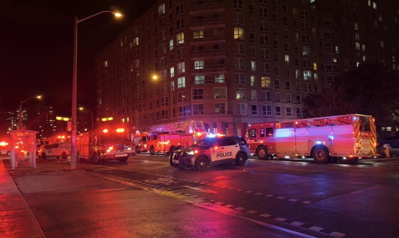 Pożar w Thorncliffe Park. Mieszkańcy 70 apartamentów ewakuowani