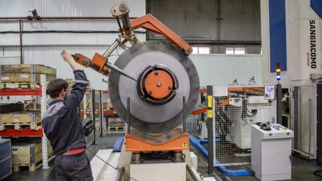 Fala zwolnień. Tysiące Polaków straci pracę