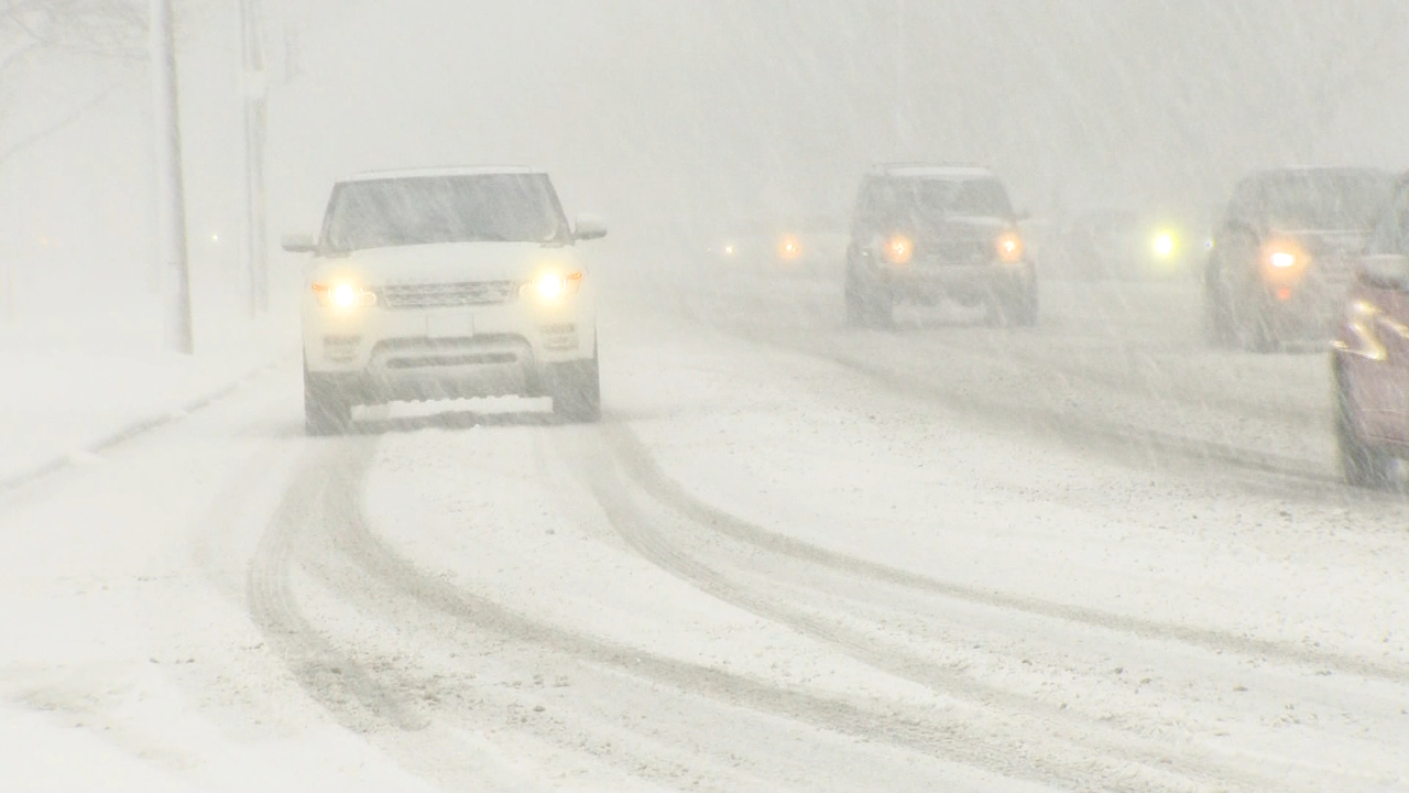 Pierwsze opady śniegu w GTA. Environment Canada ostrzega kierowców