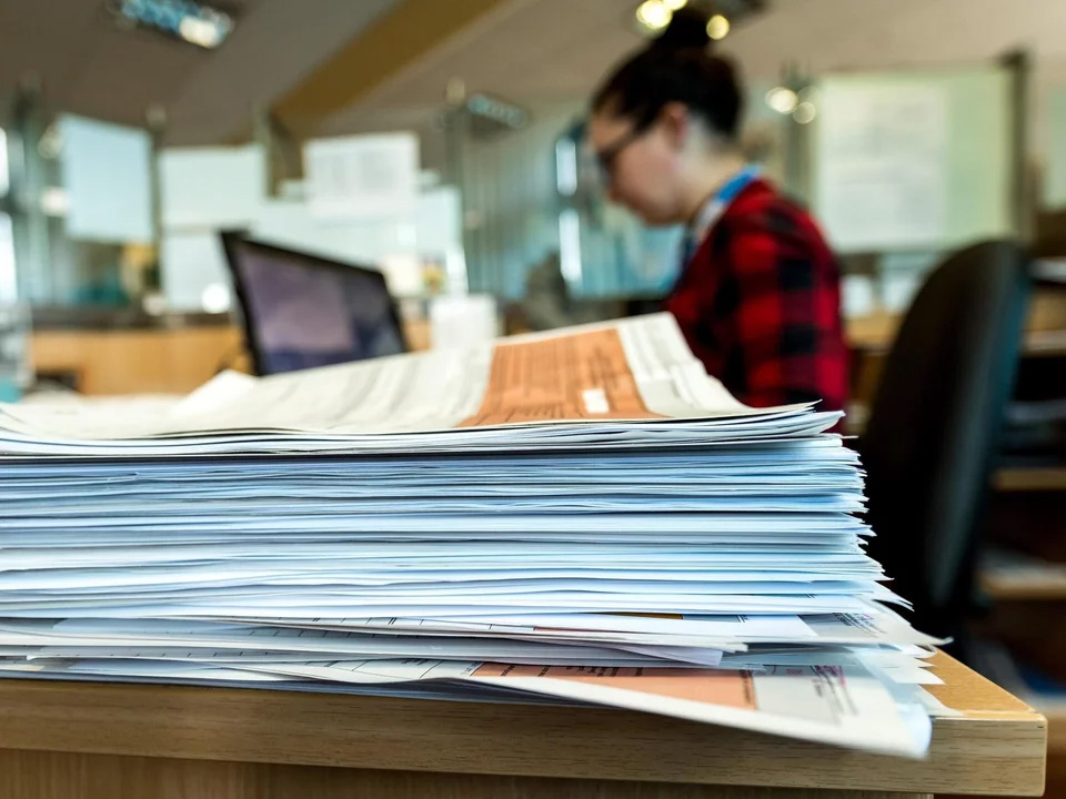 Urzędy obniżają wymagania. Coraz więcej ofert pracy dla osób po maturze