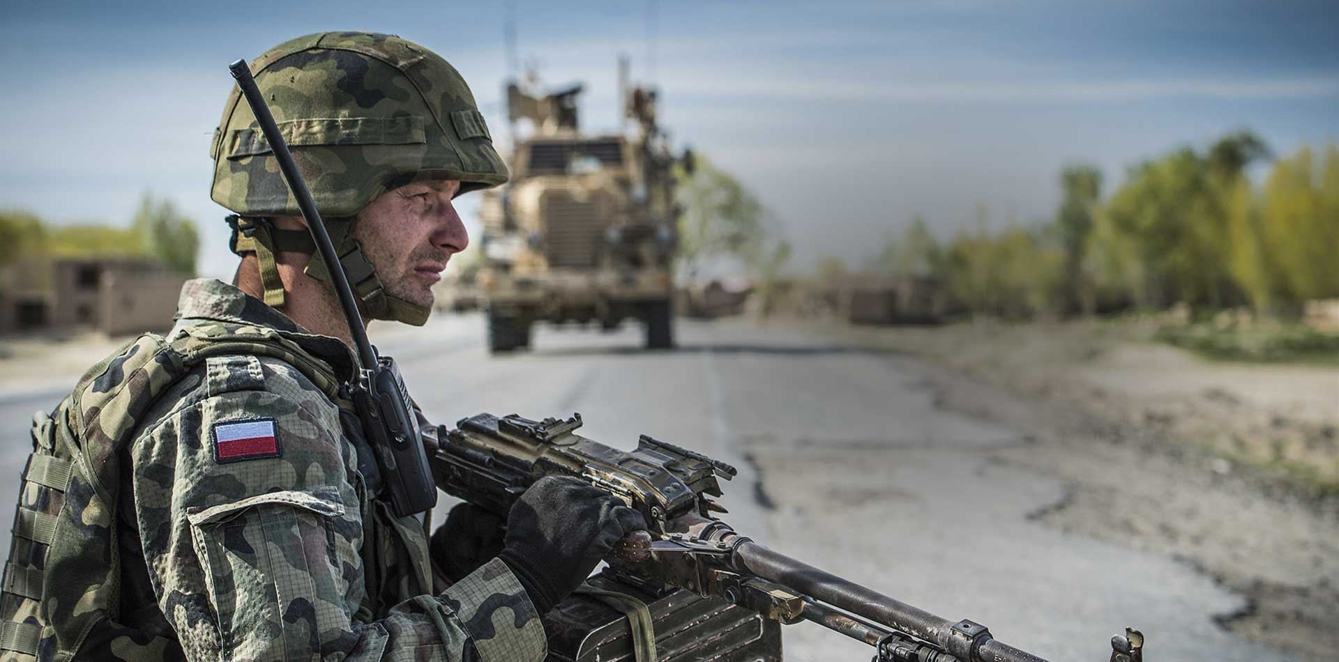 Polacy coraz mniej chętni do wojska