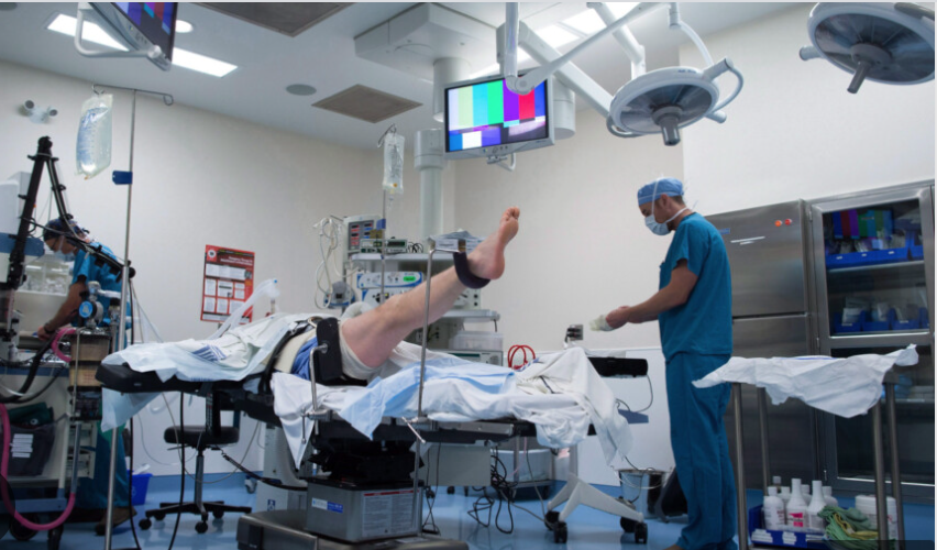 Ponad 23 000 osób zmarło w zeszłym roku czekając na pomoc medyczną.