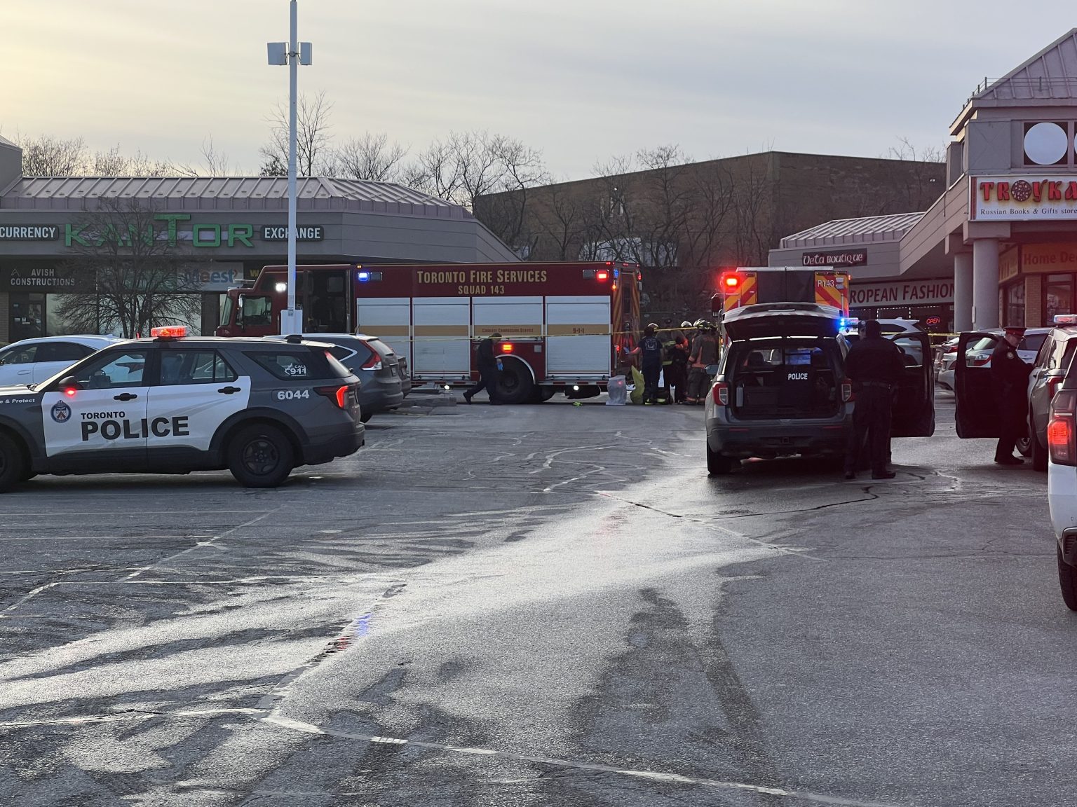 Samochód wjechał w budynek w North York. Jedna osoba nie żyje