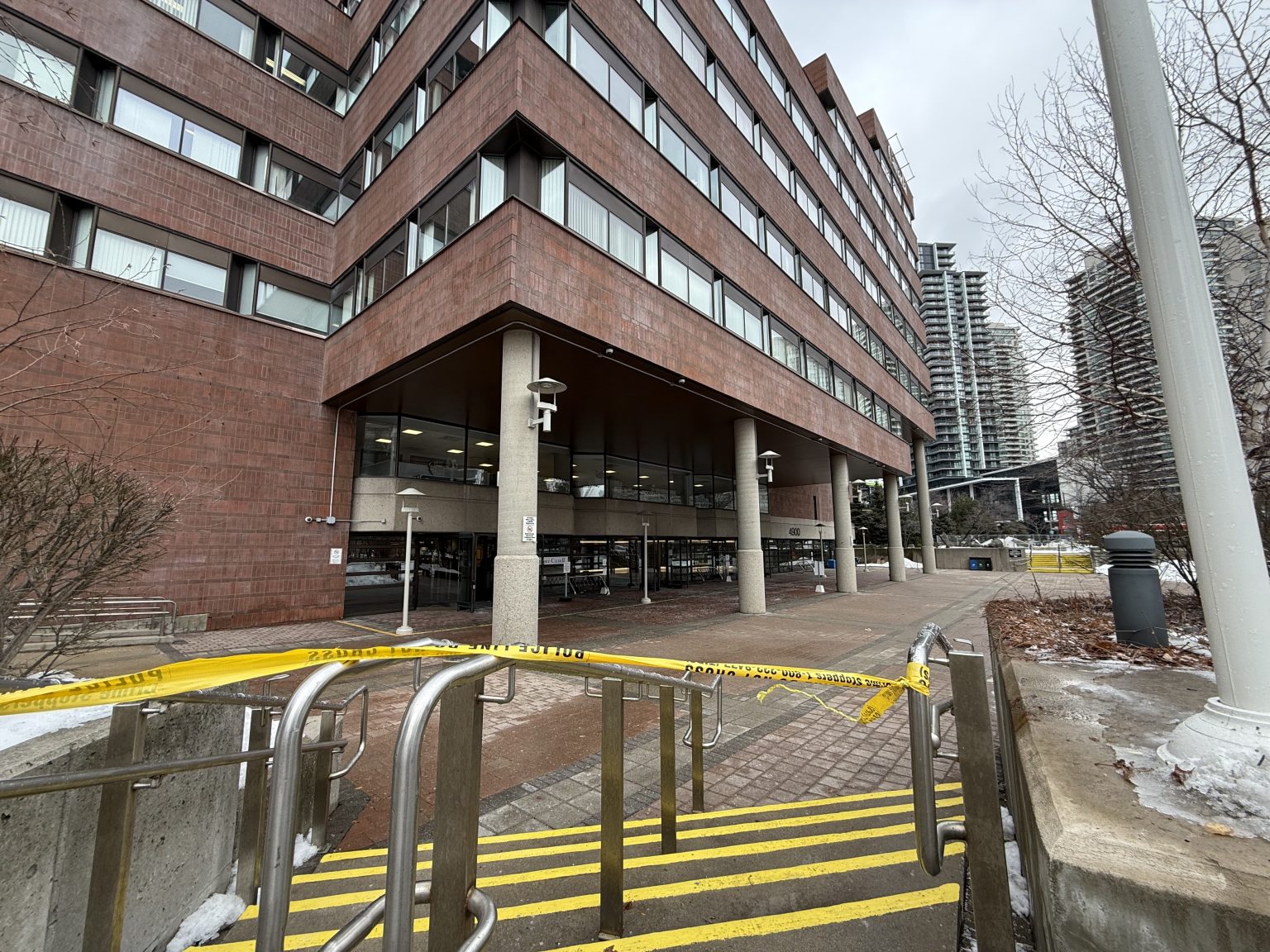 Podpalenie w budynku rządowym w North York