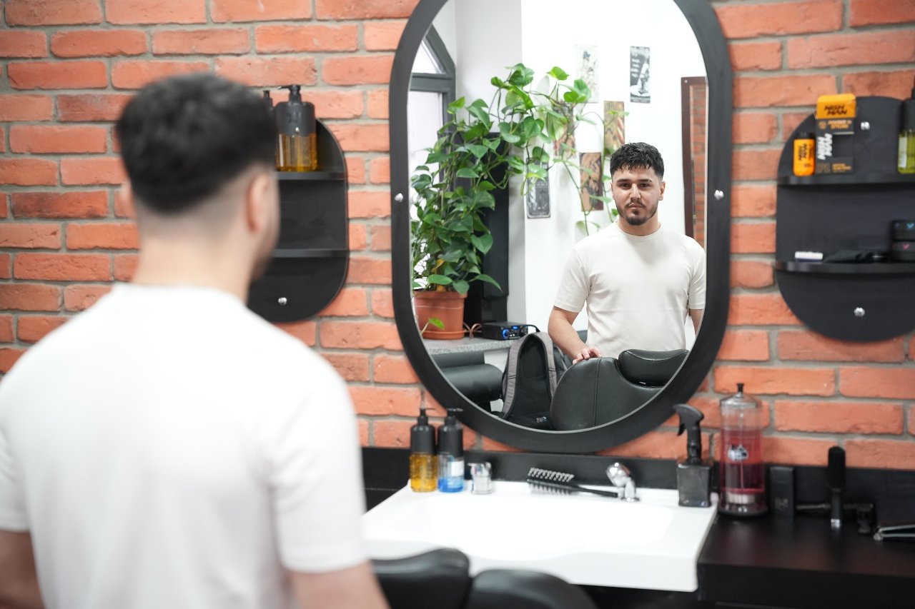 Przez błahy błąd listonosza uwielbiany w Toruniu fryzjer musi opuścić Polskę