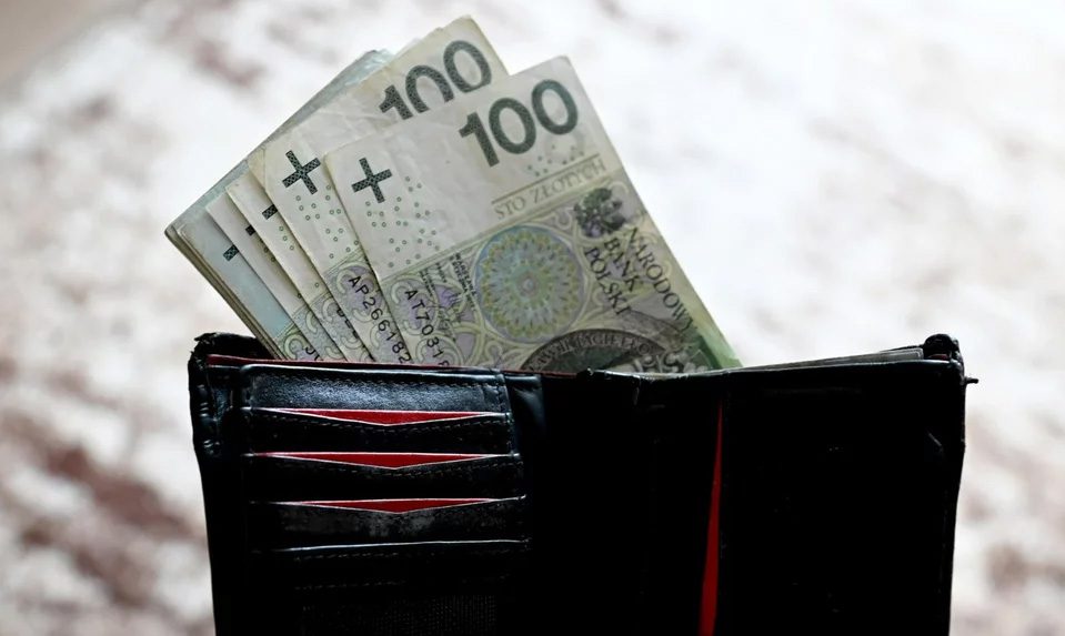 Polacy wycofują gotówkę z banków