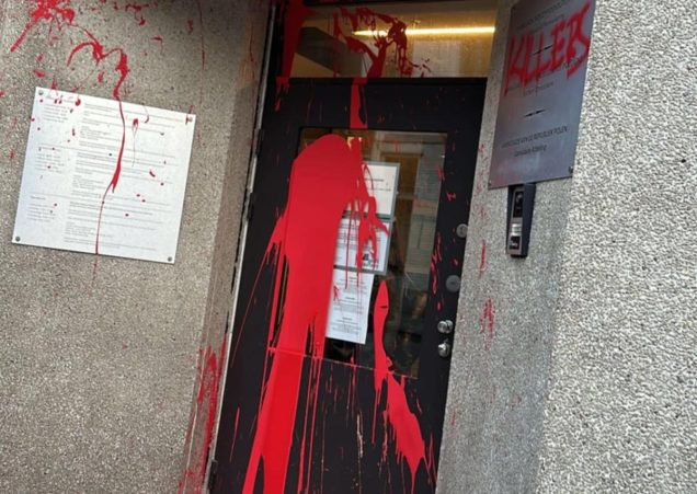 Zdewastowano polski konsulat w Brukseli. „Hasła wymierzone w bezpieczeństwo”