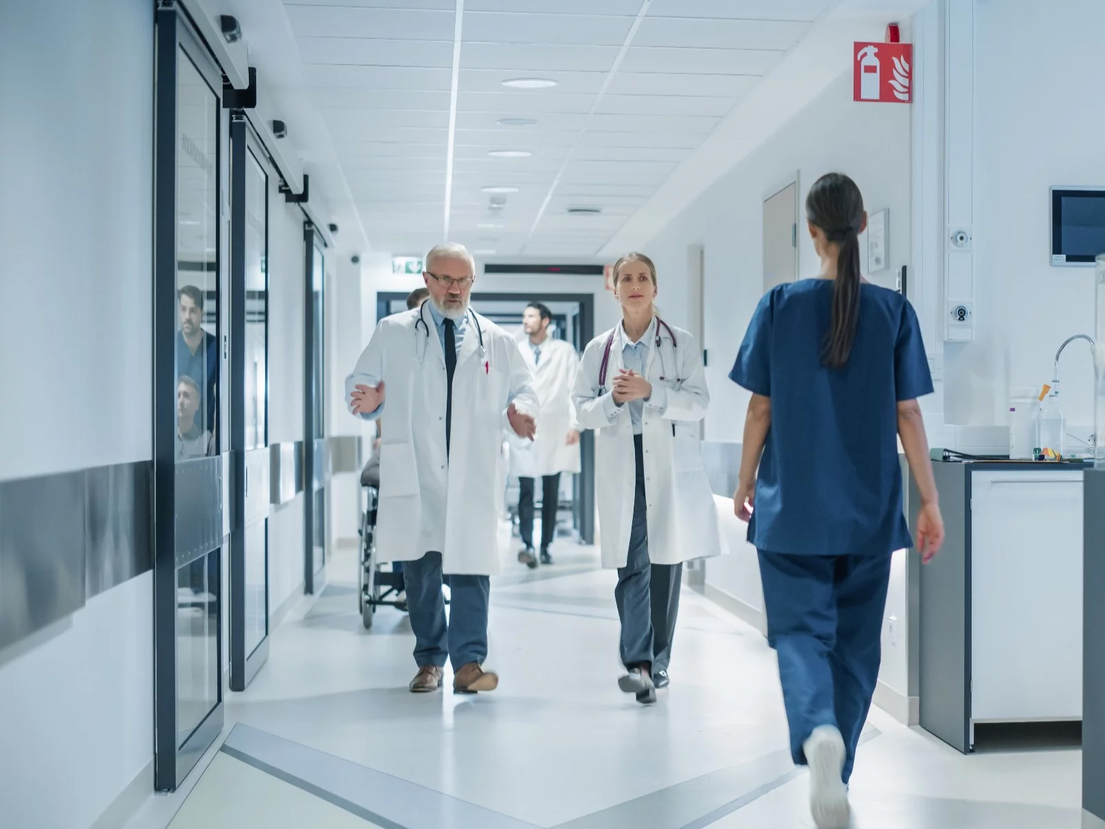 Rząd szykuje limity płac dla lekarzy. NFZ brakuje 23 mld zł