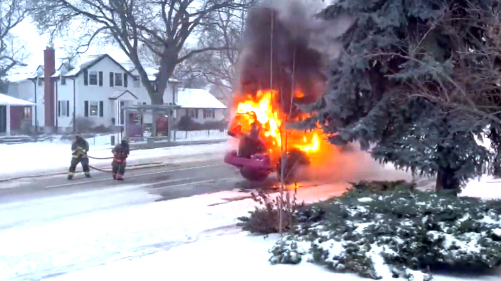 Pług śnieżny zapalił się podczas odśnieżania ulicy w Etobicoke
