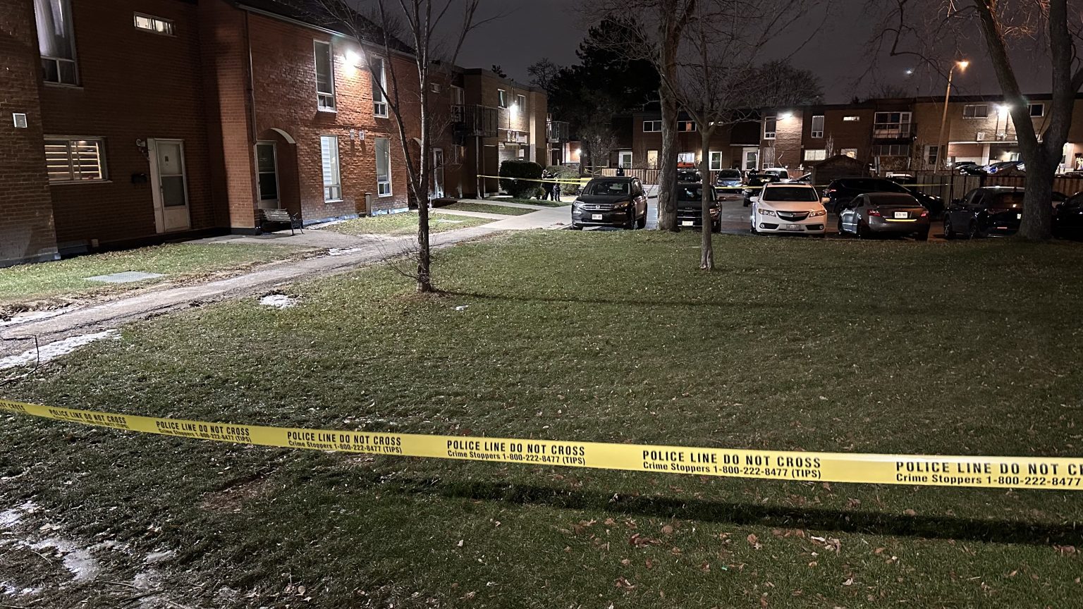 Policyjna interwencja w North York. 24-latek postrzelony po ataku nożem